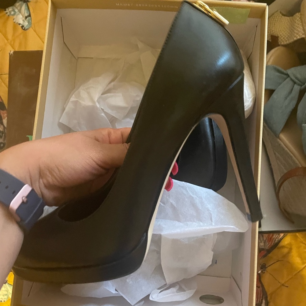 Michael kors black leather pumps